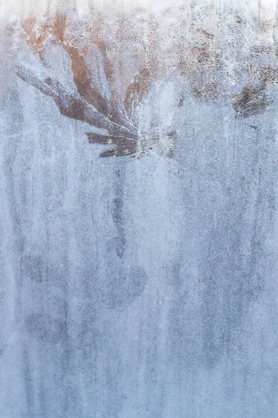 Patrones helados de invierno en la ventana de hielo congelado —  Fotos de Stock