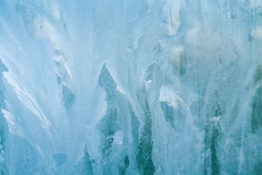 Kış soğuk desenleri donmuş buz penceresinde