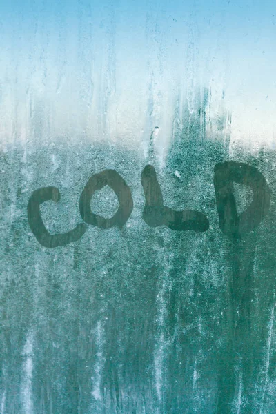 Desenleri ile dondurulmuş bir pencere üzerinde yazıt soğuktur — Stok fotoğraf