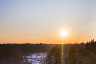 Parlak güzel gün batımı kış orman üzerinde erken Bahar