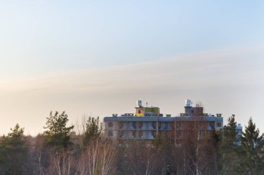 Gün batımında son aşamada inşaat evde