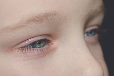 Bebek mavi bir çocuğun gözleri düşünceli güzel