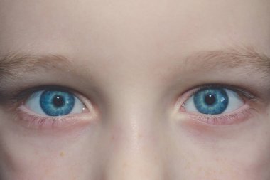 Bebek mavi bir çocuğun gözleri düşünceli güzel
