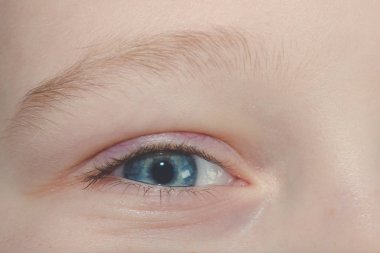 Bebek mavi bir çocuğun gözleri düşünceli güzel