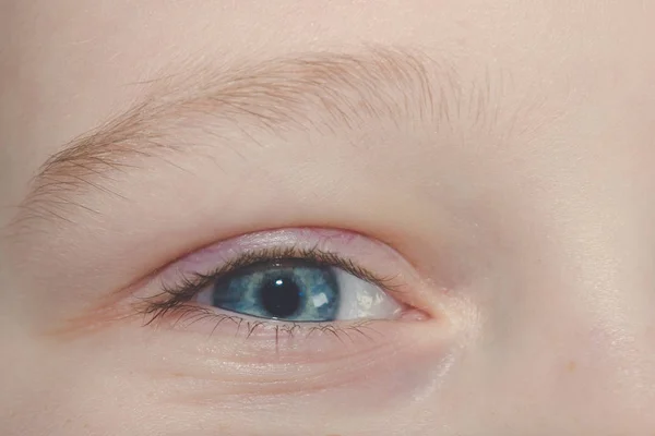 Bebé azul hermoso, ojos melancólicos de un niño —  Fotos de Stock