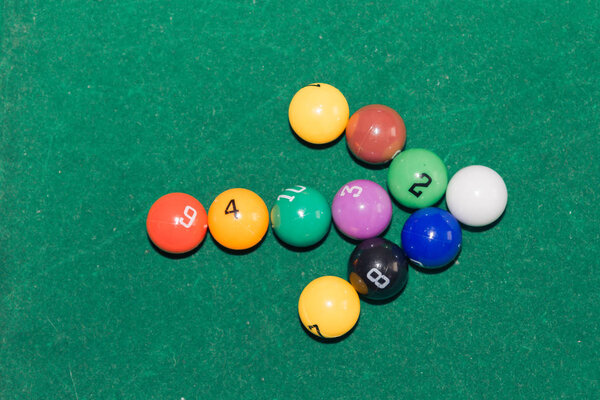 Children's pool table game with multicolored balls