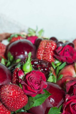 Parlak kırmızı güzel buket çiçek ve meyve