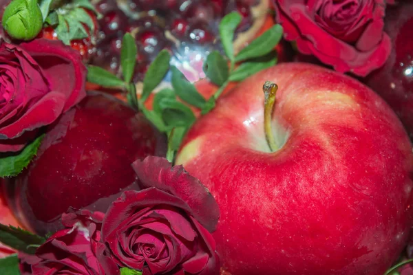 Buquê bonito vermelho brilhante de frutas e flores — Fotografia de Stock