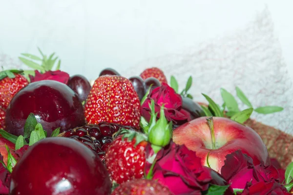 鲜艳的红色美丽的水果和花朵花束 — 图库照片