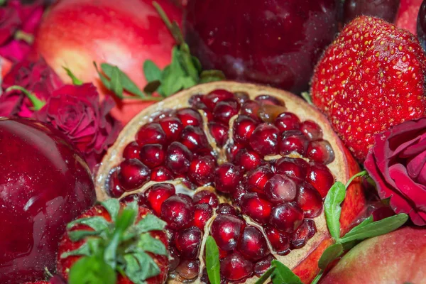 Rojo brillante hermoso ramo de frutas y flores — Foto de Stock