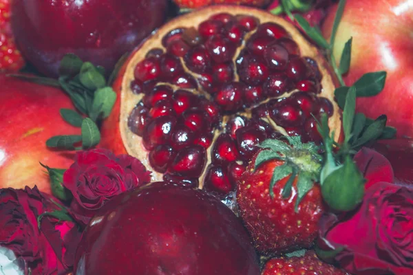 Яскраво-червоний красивий букет з фруктів і квітів — стокове фото