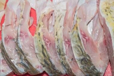 Özel bir bıçak pullarla gelen temizlik taze balık sazan