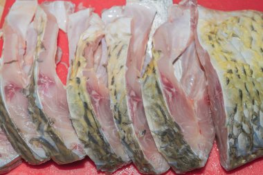 Özel bir bıçak pullarla gelen temizlik taze balık sazan