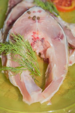 Pişirmeden önce biftek baharatlar ile çiğ taze balık sazan