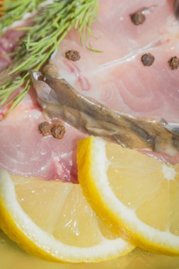 Pişirmeden önce biftek baharatlar ile çiğ taze balık sazan