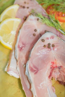 Pişirmeden önce biftek baharatlar ile çiğ taze balık sazan