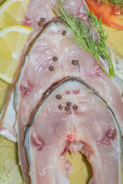 Pişirmeden önce biftek baharatlar ile çiğ taze balık sazan