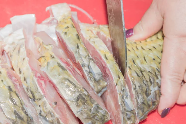 Sprzątanie świeże ryby karpie od wagi specjalnym nożem — Zdjęcie stockowe