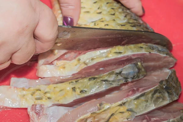 Pulizia della carpa di pesce fresco dalle squame con un coltello speciale — Foto Stock