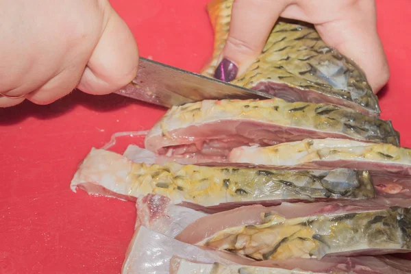Limpeza de carpa de peixe fresco de escamas com uma faca especial — Fotografia de Stock