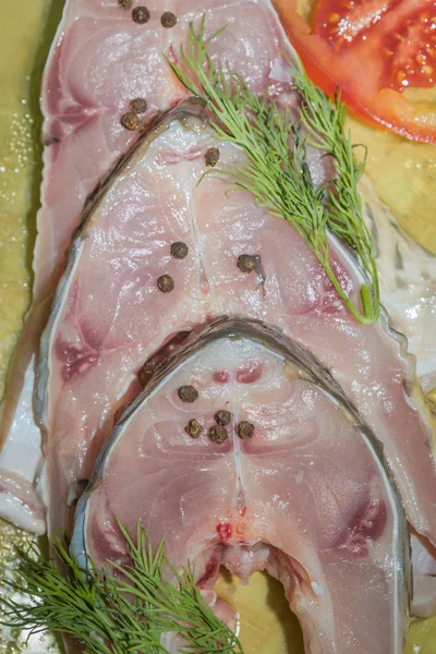 Nyers friss hal ponty pecsenyék fűszerek főzés előtt — Stock Fotó