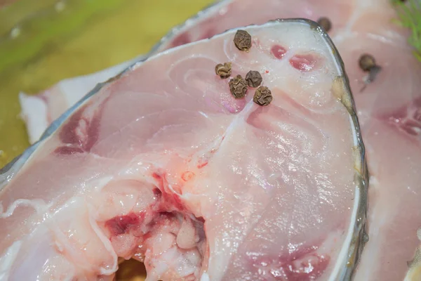 Bifes de carpa de peixe fresco cru com especiarias antes de cozinhar — Fotografia de Stock