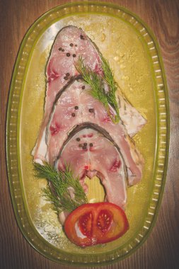 Pişirmeden önce biftek baharatlar ile çiğ taze balık sazan