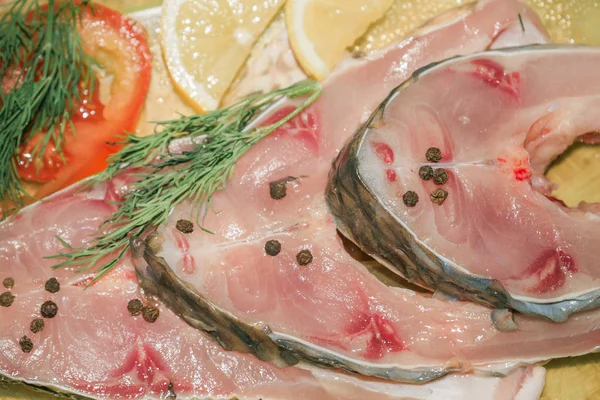 Carpa di pesce fresco crudo bistecche con spezie prima della cottura — Foto Stock