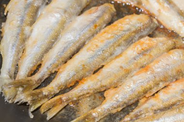 Kızarmış balık pişirme rulo içinde un kokusu