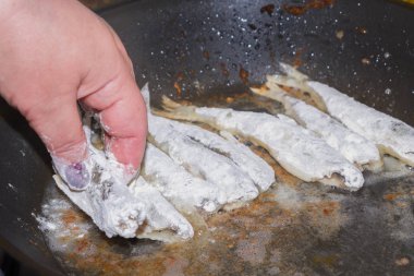 Kızarmış balık pişirme rulo içinde un kokusu