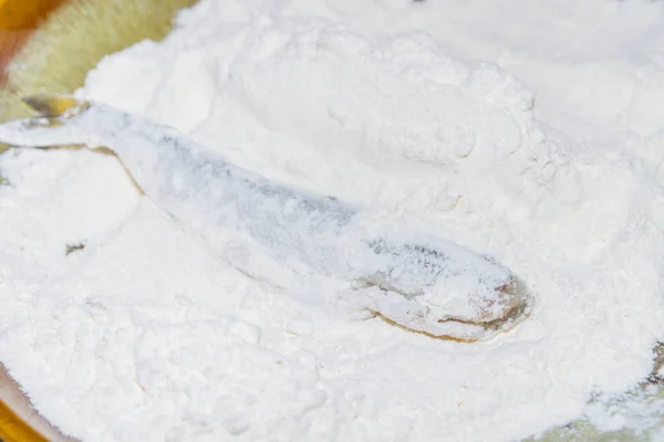 Kızarmış balık pişirme rulo içinde un kokusu — Stok fotoğraf