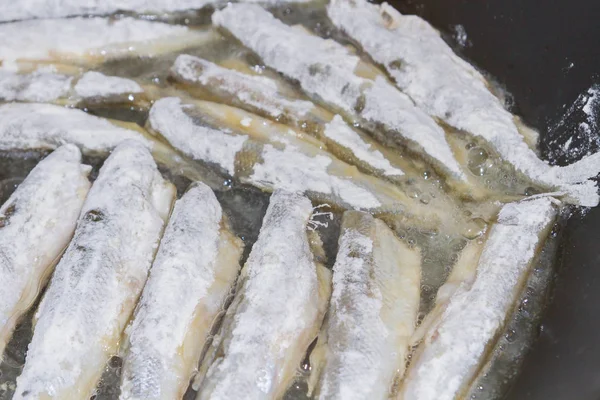 Cocinar pescado frito olido enrollado en harina —  Fotos de Stock