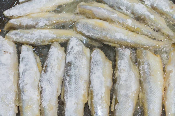 Kochen gebratener Fisch roch in Mehl gerollt — Stockfoto