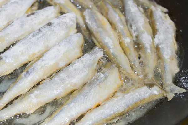 Gerolde is in meel smelt gebakken vis koken — Stockfoto
