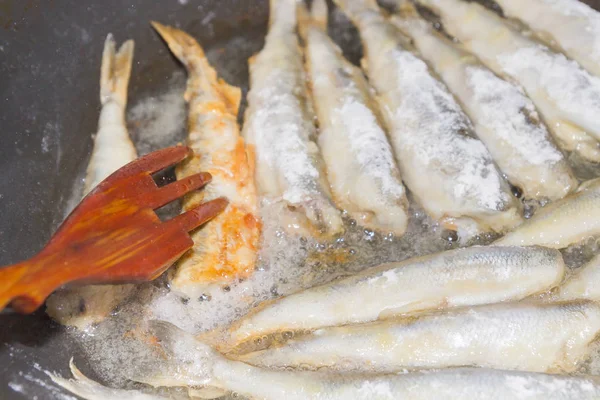 Приготування смаженої риби плавиться в борошні — стокове фото