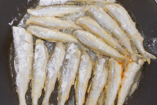 Gerolde is in meel smelt gebakken vis koken — Stockfoto