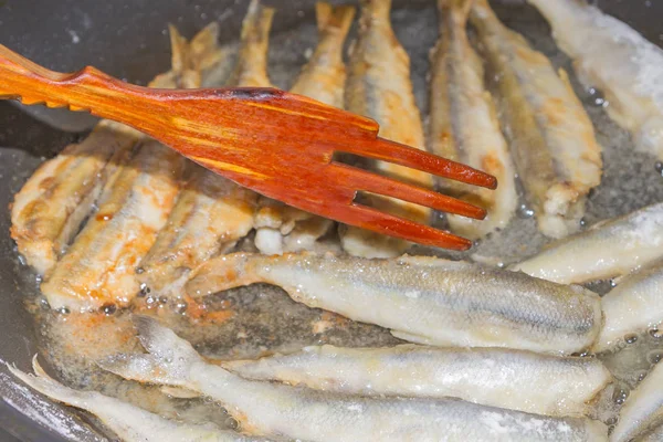 Gerolde is in meel smelt gebakken vis koken — Stockfoto