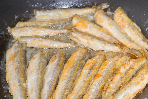 밀가루에 연된 빙 어 튀긴된 생선 요리 — 스톡 사진