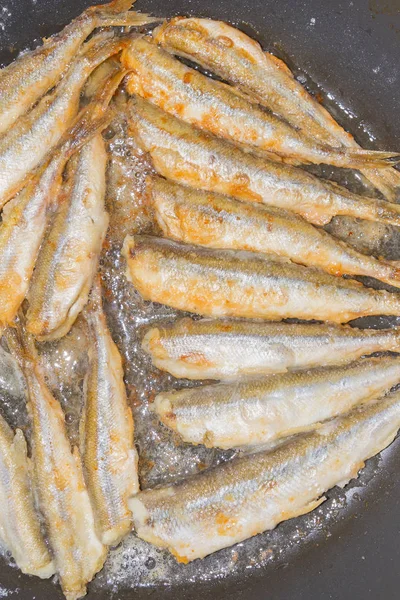 밀가루에 연된 빙 어 튀긴된 생선 요리 — 스톡 사진