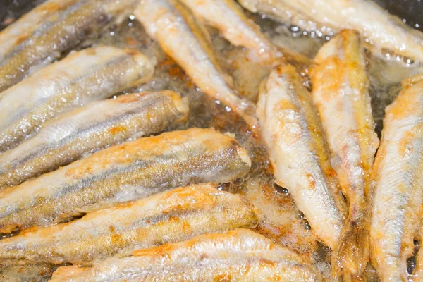 Gerolde is in meel smelt gebakken vis koken — Stockfoto