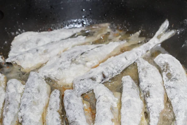 Готовить жареную рыбу, пахнущую мукой — стоковое фото