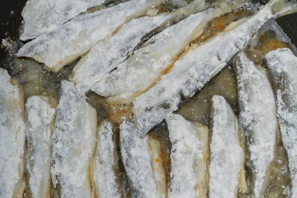 Gerolde is in meel smelt gebakken vis koken — Stockfoto