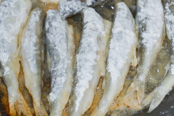 Cocinar pescado frito olido enrollado en harina —  Fotos de Stock