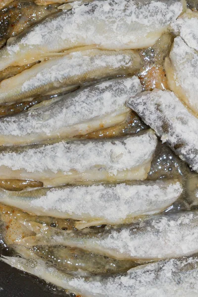 Cocinar pescado frito olido enrollado en harina —  Fotos de Stock