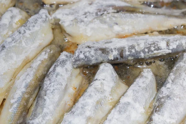 Gerolde is in meel smelt gebakken vis koken — Stockfoto