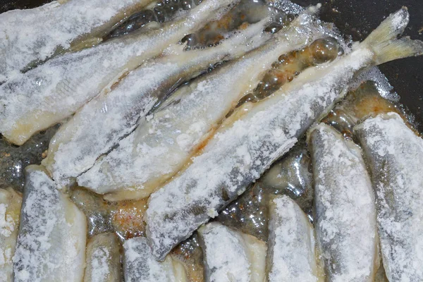 Gotowanie ryby smażone pachniał walcowane w mąki — Zdjęcie stockowe
