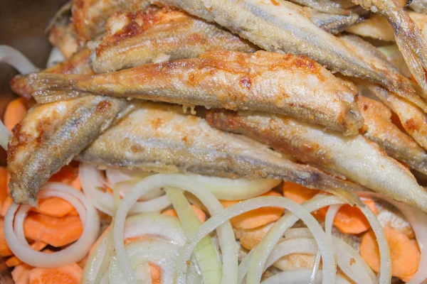 튀긴 생선 빙 어 잘라 양파와 당근에 거짓말 — 스톡 사진
