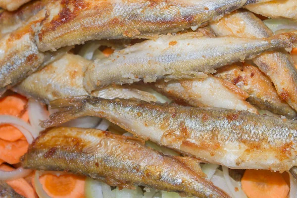 튀긴 생선 빙 어 잘라 양파와 당근에 거짓말 — 스톡 사진