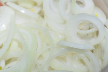 Doğranmış soğan halkaları yalanlar üzerine kurulu