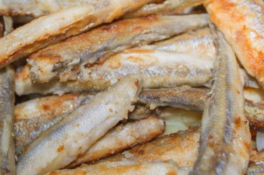 Yalanlar kesilmiş soğan ve havuç üzerine kızarmış balık kokuyor